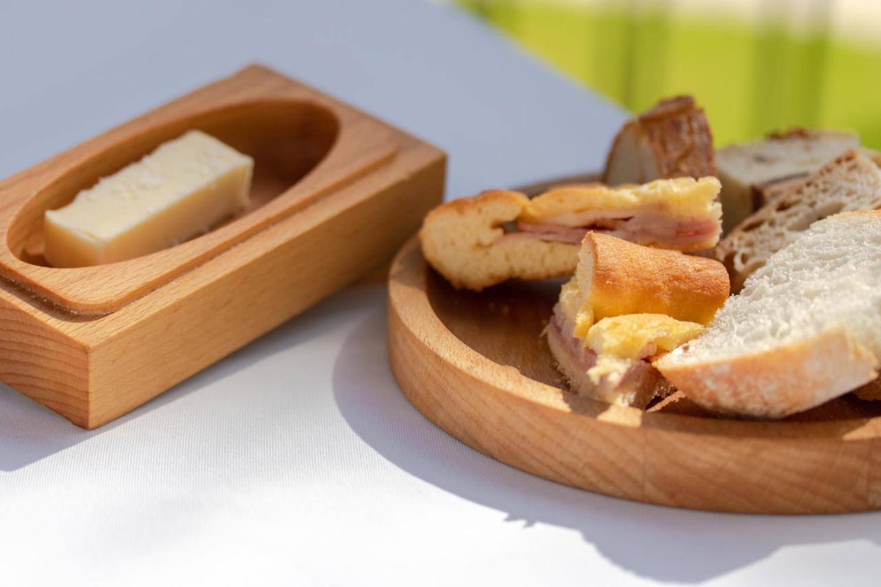 더 빈티지 하우스 - 도우로 핀하오 외부 사진 A typical Italian bread with olive oil and ham